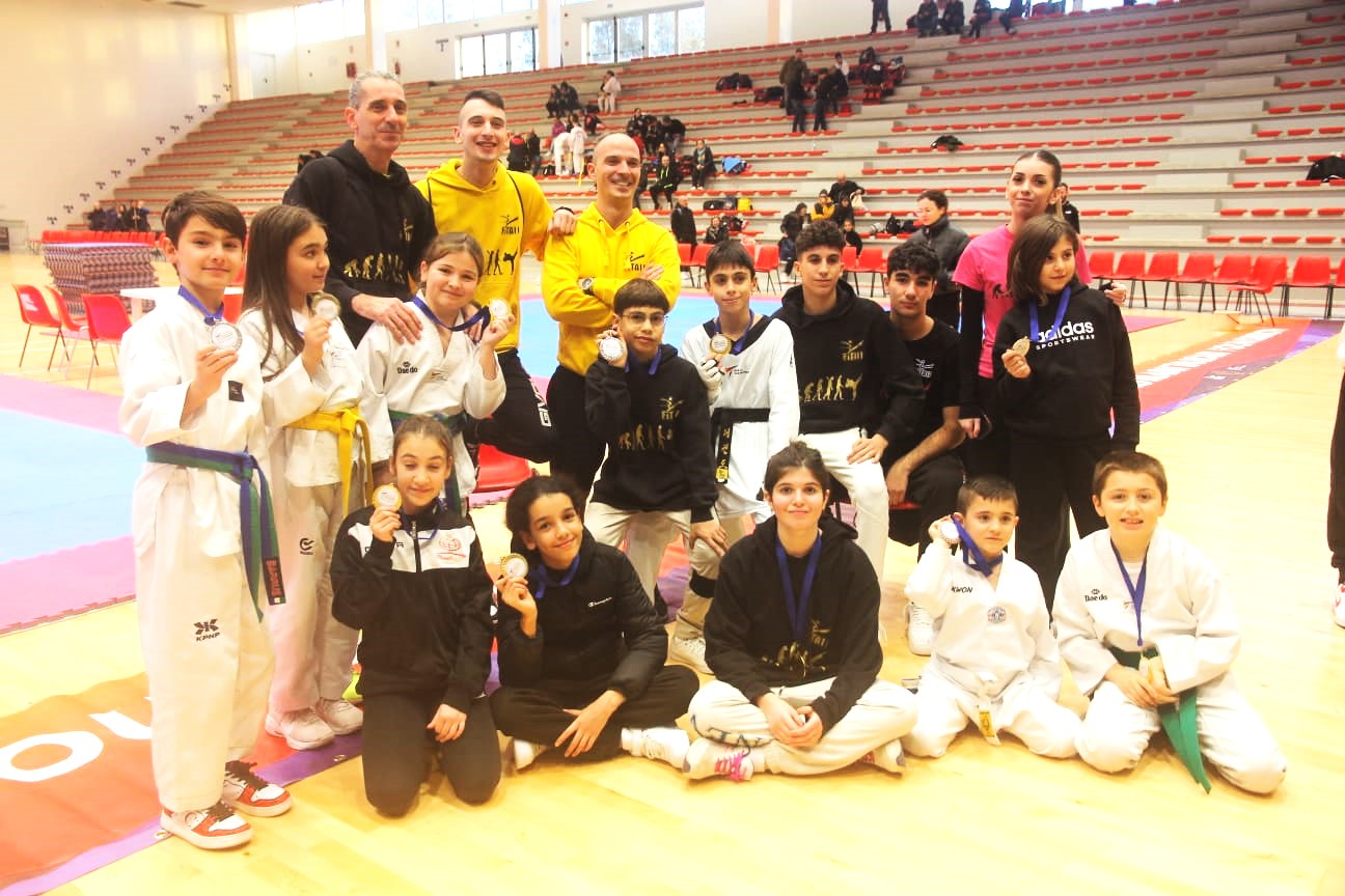 Gli atleti del Taekwondo Terranova con le medaglie al campionato regionale di Oristano