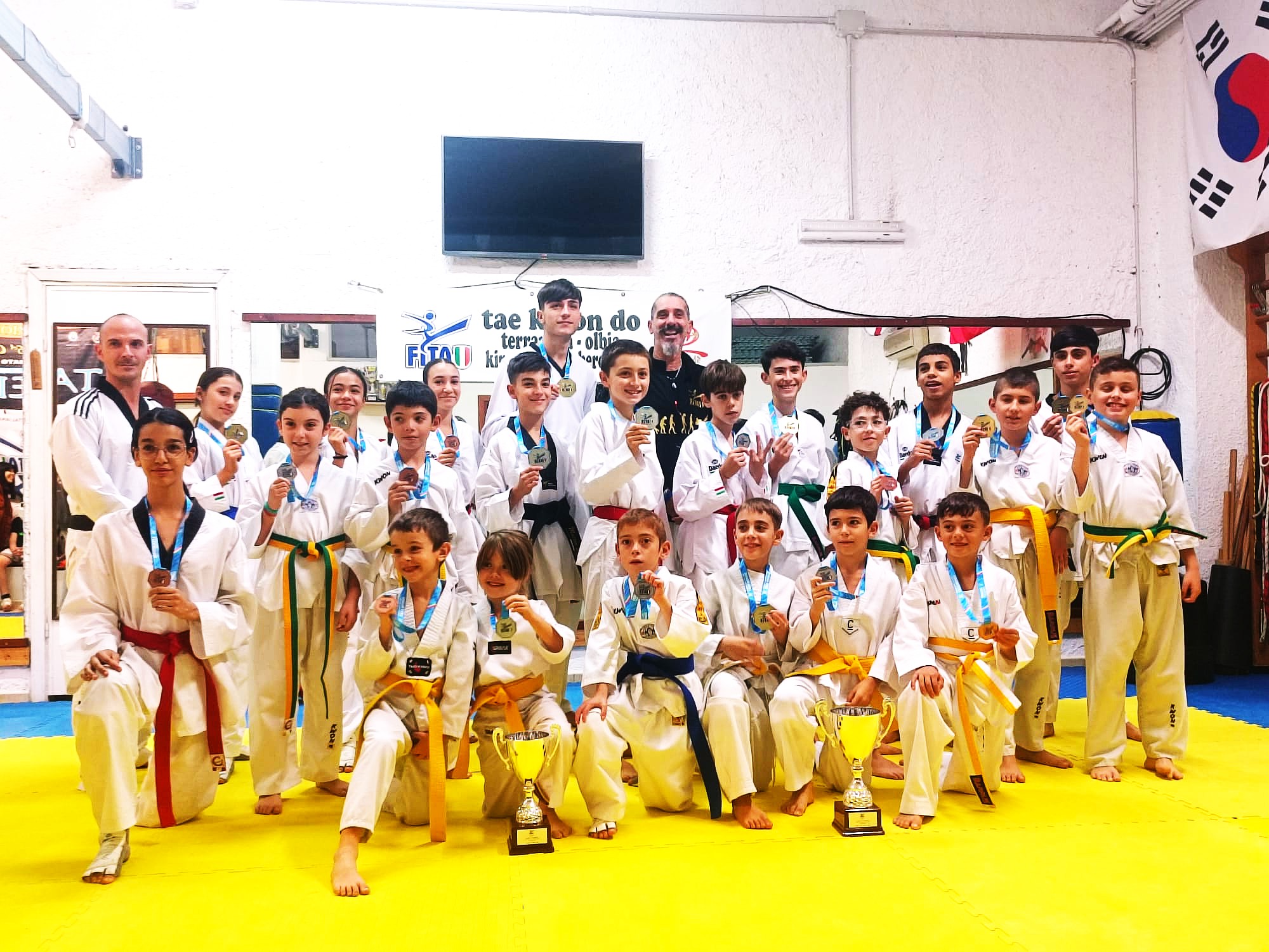 Gli atleti del Taekwondo Terranova con medaglie e coppe nella palestra di Olbia